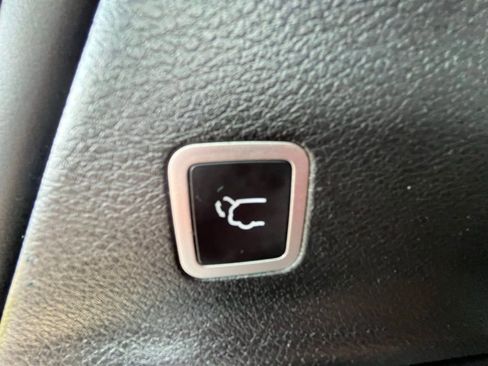 Used 2025 Chrysler Pacifica Select image 31