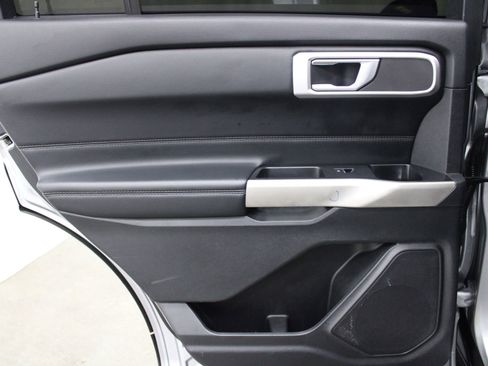Used 2022 Ford Explorer XLT w/ Equipment Group 202A AWD/4WD image 16