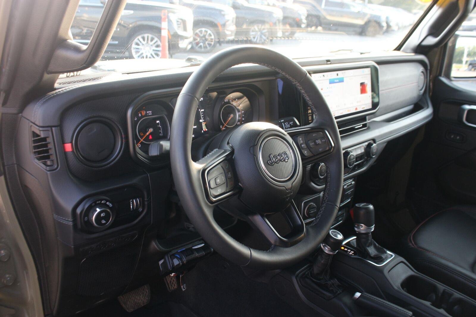 Used 2025 Jeep Gladiator Rubicon w/ Convenience Group AWD/4WD image 17