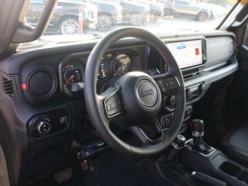 Used 2025 Jeep Gladiator Rubicon w/ Convenience Group AWD/4WD image 17