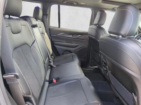 Used 2025 Jeep Grand Cherokee Altitude image 17