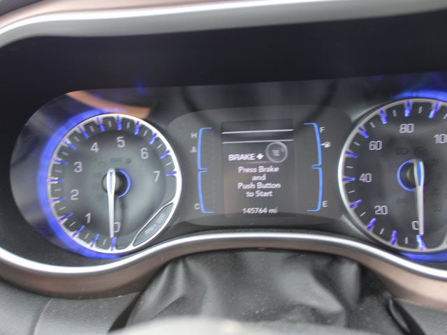 Used 2017 Chrysler Pacifica Touring-L FWD image 9