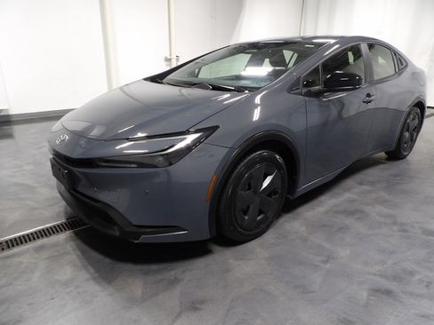 Used 2025 Toyota Prius LE image 4