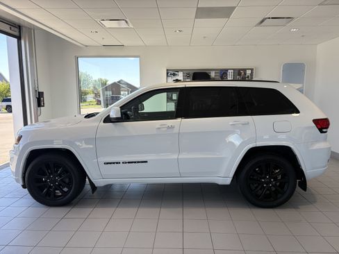 Used 2017 Jeep Grand Cherokee Altitude AWD/4WD image 2