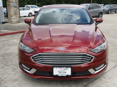Used 2017 Ford Fusion SE w/ Equipment Group 201A FWD image 2