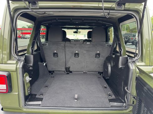Used 2022 Jeep Wrangler Unlimited Sahara AWD/4WD image 14