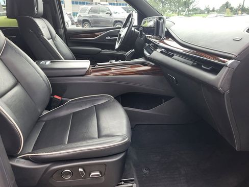 Used 2021 Cadillac Escalade Premium Luxury AWD/4WD image 18