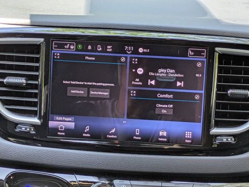 Used 2024 Chrysler Pacifica Touring-L FWD image 18