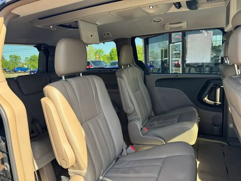 Used 2015 Chrysler Town & Country Touring-L w/ Driver Convenience Group image 45
