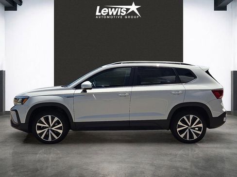 Used 2024 Volkswagen Taos SE FWD image 2