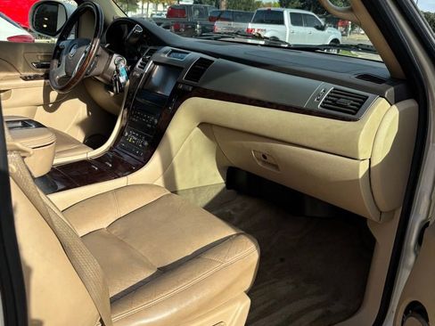 Used 2012 Cadillac Escalade ESV Luxury image 20