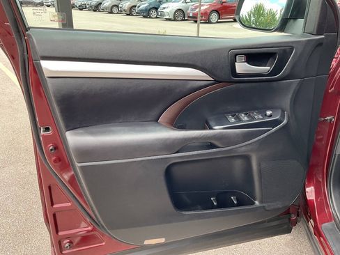 Used 2017 Toyota Highlander XLE AWD/4WD image 30