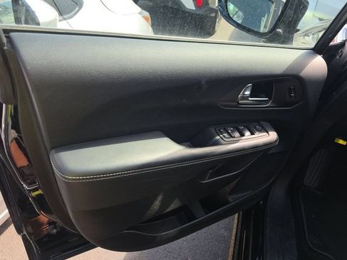 Used 2025 Chrysler Pacifica Select FWD image 7