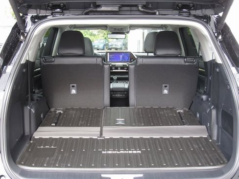 New 2025 Toyota Highlander Platinum image 24