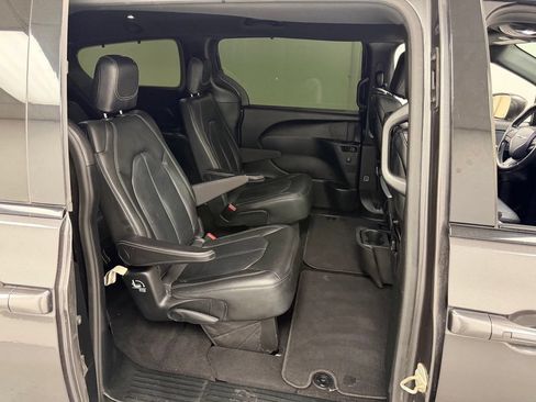 Used 2019 Chrysler Pacifica Touring-L Plus w/ S Appearance Package FWD image 14