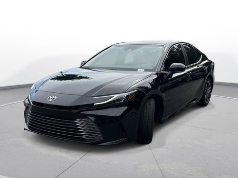 Used 2025 Toyota Camry XLE FWD image 2