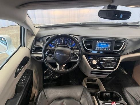 Used 2020 Chrysler Pacifica Touring-L FWD image 13