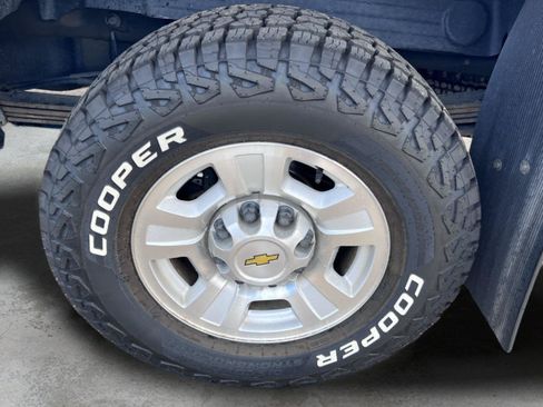 Used 2010 Chevrolet Silverado 2500 LT w/ Interior Plus Package RWD image 11