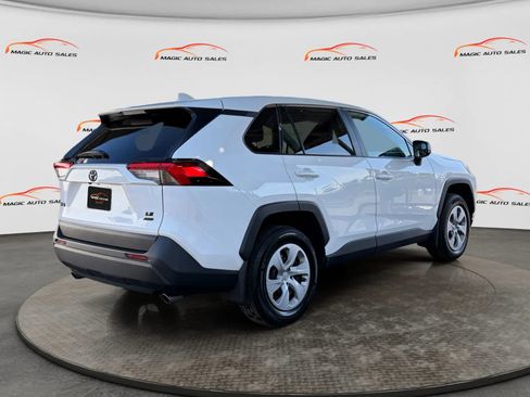 Used 2024 Toyota RAV4 LE AWD/4WD image 10