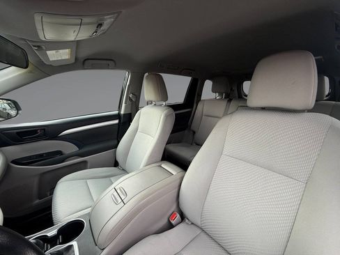 Used 2019 Toyota Highlander LE w/ Carpet Mat Package (TMS) AWD/4WD image 11