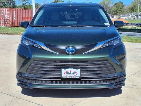 Certified 2025 Toyota Sienna LE image 4