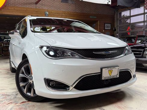Used 2018 Chrysler Pacifica Limited w/ Tire & Wheel Group FWD image 3