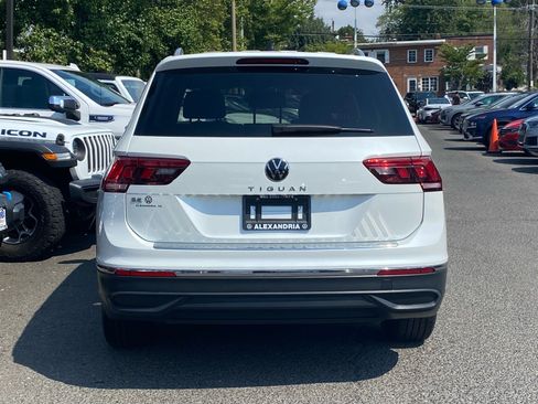 Used 2023 Volkswagen Tiguan SE w/ Panoramic Sunroof Package FWD image 4