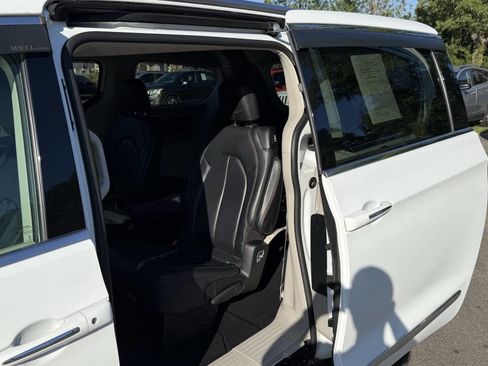 Used 2019 Chrysler Pacifica Touring-L FWD image 12