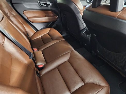 Used 2018 Volvo XC60 T6 Momentum w/ Convenience Package image 32