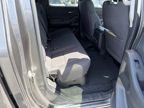 Used 2024 Nissan Frontier SV w/ SV Convenience Package RWD image 12