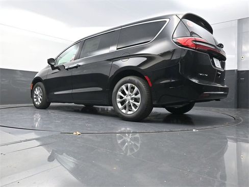 New 2026 Chrysler Pacifica Select image 21