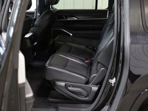 Used 2023 Jeep Wagoneer L Series II image 23