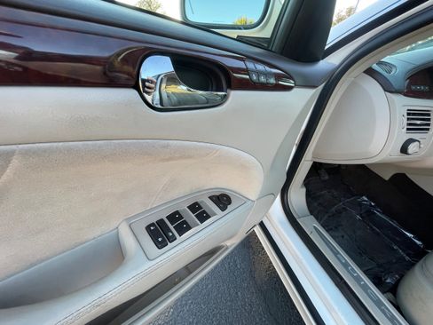 Used 2011 Buick Lucerne Super image 14