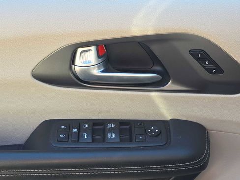 Certified 2024 Chrysler Pacifica Touring-L image 27