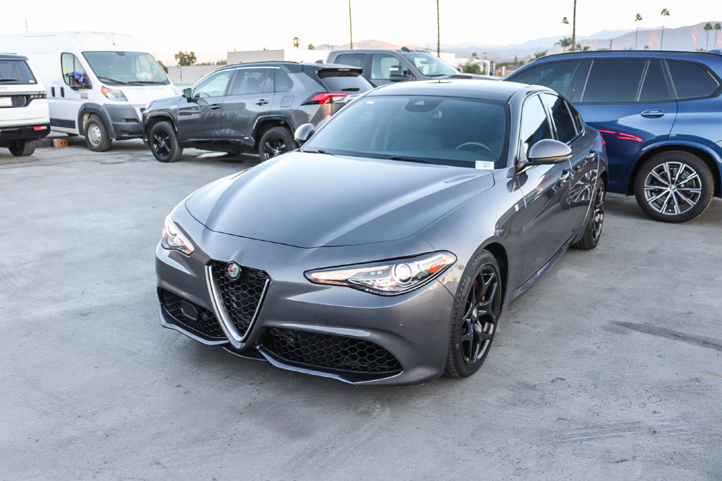 Used 2022 Alfa Romeo Giulia Ti RWD image 3