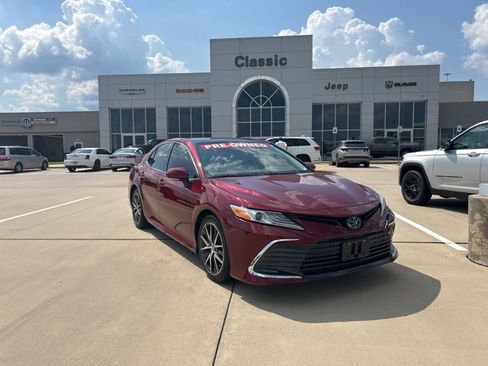 Used 2021 Toyota Camry XLE image 1