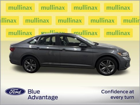 Used 2022 Volkswagen Jetta SE image 2