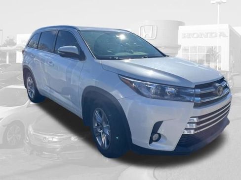 Used 2017 Toyota Highlander Limited image 3