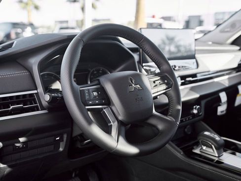 Used 2025 Mitsubishi Outlander SE image 22