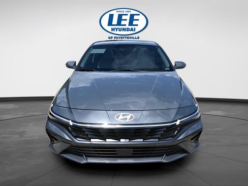 Certified 2025 Hyundai Elantra Limited FWD image 8