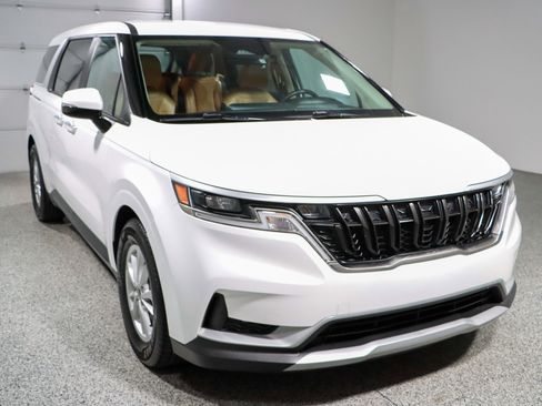 Used 2024 Kia Carnival LX FWD image 5