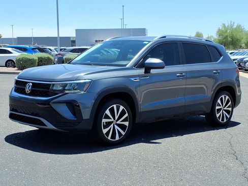 Certified 2023 Volkswagen Taos SE FWD image 3