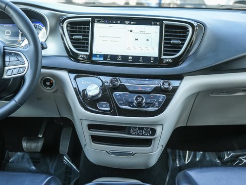 Used 2024 Chrysler Pacifica Touring-L image 13