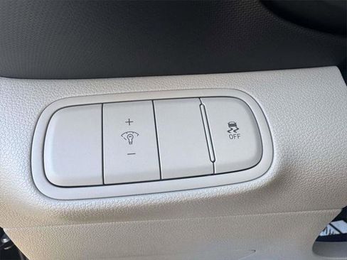 Used 2025 Hyundai Venue SEL image 14