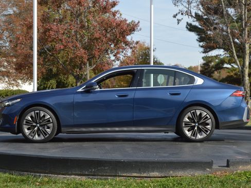 Used 2025 BMW 530i xDrive w/ Premium Package image 8