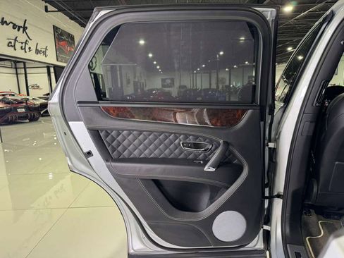 Used 2018 Bentley Bentayga image 40