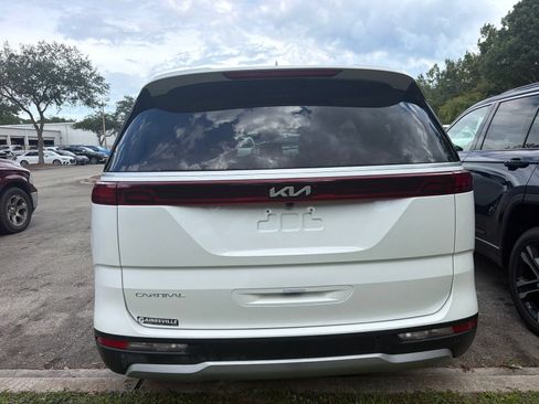 Used 2024 Kia Carnival LX FWD image 6