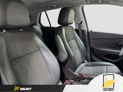 Used 2022 Chevrolet Trax LT w/ LT Convenience Package AWD/4WD image 25
