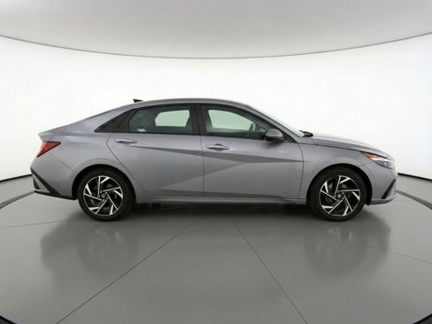 Used 2025 Hyundai Elantra SEL image 11