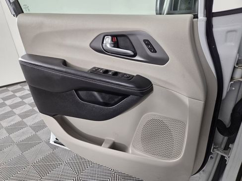 Certified 2023 Chrysler Pacifica Touring-L image 49